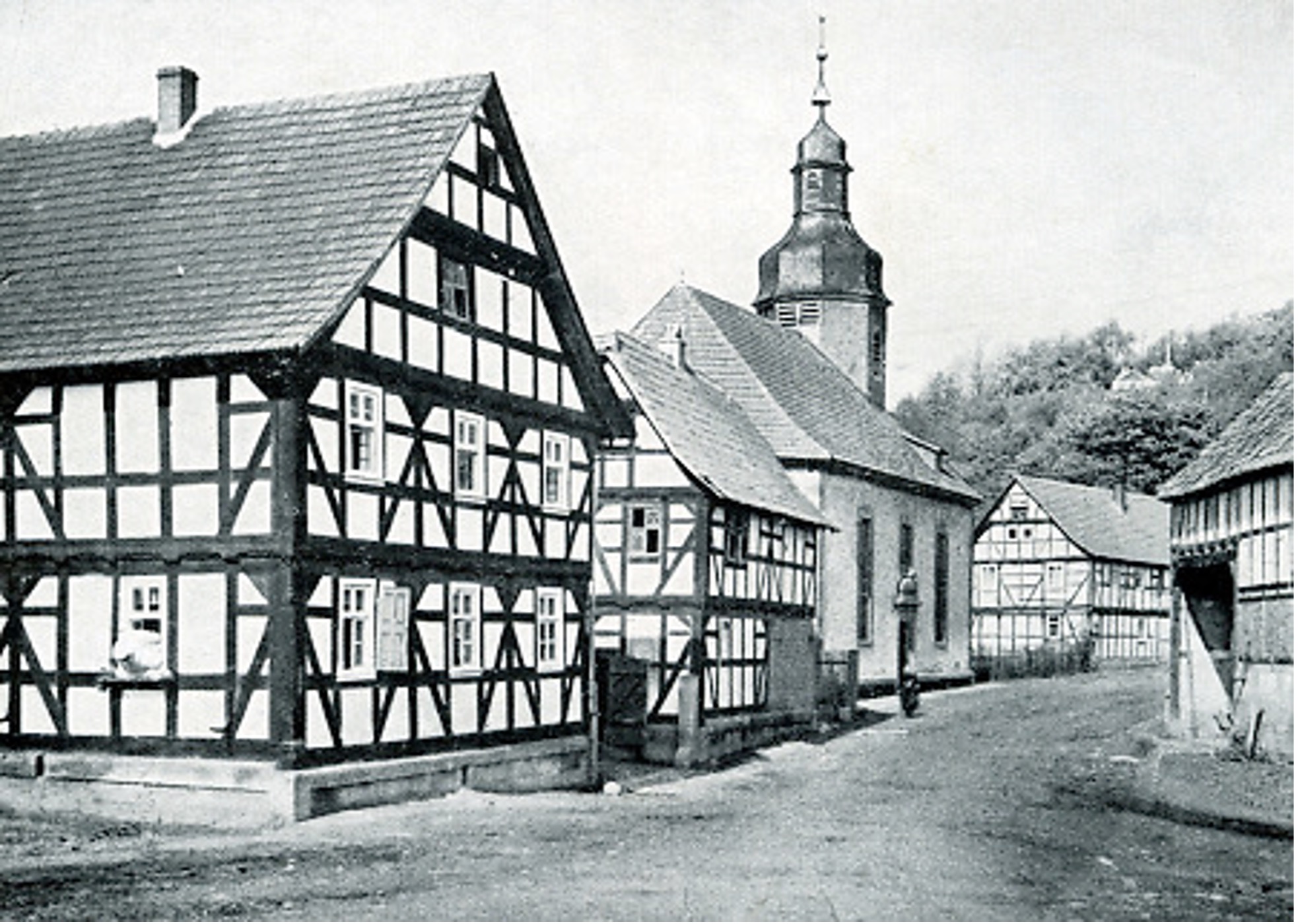 View of Unterhaun and the church in 1935. Source: “Dorfstraße in Unterhaun, 1935“, in: Historische Bilddokumente <https://www.lagis-hessen.de/de/subjects/idrec/sn/bd/id/175-002> (Stand: 1.6.2011).